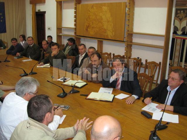Întâlnirea  dintre autorităţile judeţene, viceprimarul din Vatra Dornei, Mircea Rusu, şi membrii Asociaţiei Forestierilor