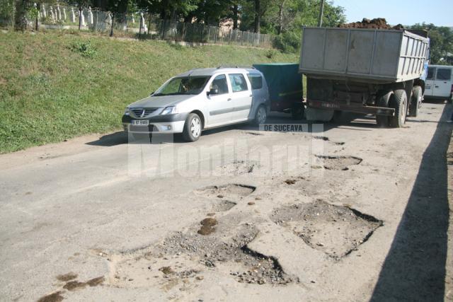 Drumul judeţean 208, pe porţiunea Fălticeni-Dolheşti, cea mai proastă şosea din judeţ