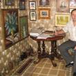 Vasile Chindriş în micul muzeu amenajat în antreul casei din Ilişeşti