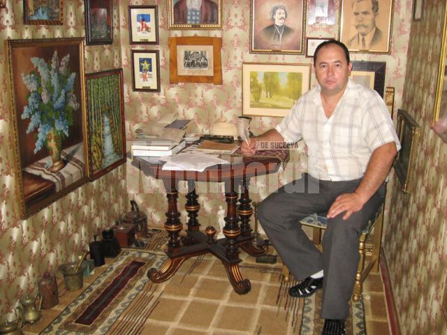 Vasile Chindriş în micul muzeu amenajat în antreul casei din Ilişeşti