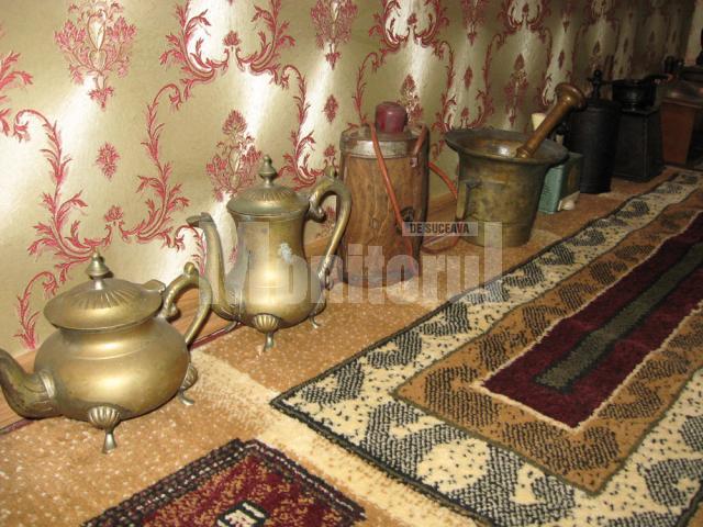 Obiecte de uz casnic din alamă expuse în Muzeul Chindriş