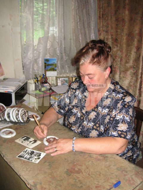 Doina Balan curăţând cu creionul de paltin imaginea transpusă pe suportul ceramic