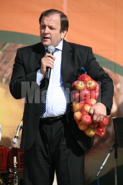 Gheorghe Flutur cu sacul de mere sub brat