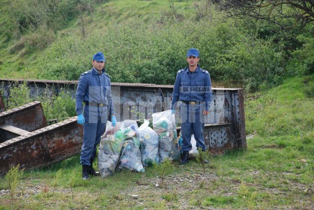 Ecologizare: 150 de saci cu deşeuri, strânşi de jandarmi