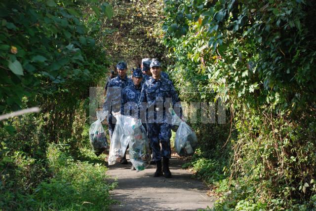 Ecologizare: 150 de saci cu deşeuri, strânşi de jandarmi