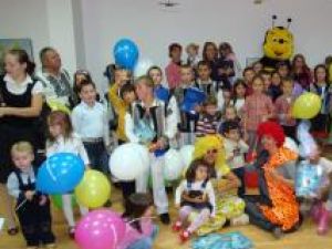 Copiii clienţilor Allianz-Ţiriac au petrecut clipe de poveste la Shopping City Suceava