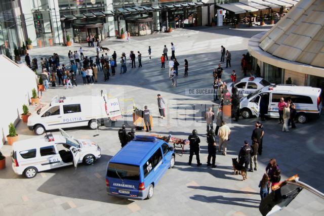 Expoziţia forţelor de politie şi jandarmerie de la intrarea principală în mall