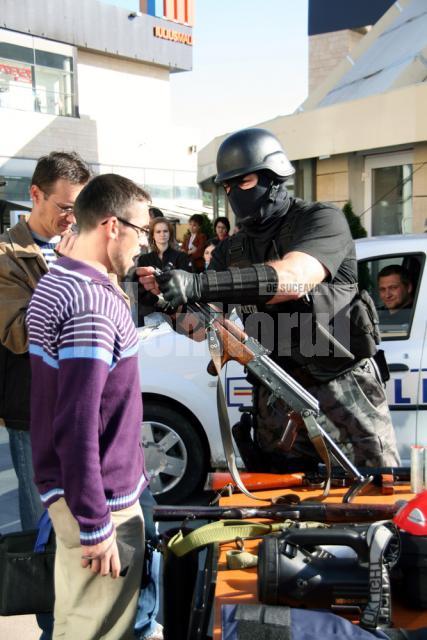 Caguliştii le-au arătat celor prezenţi şi armamentul din dotare