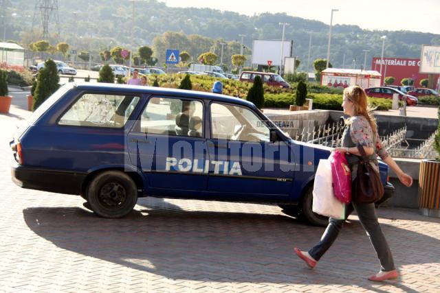 O Dacie veche a Poliţiei, la câteva zeci de metri de expoziţia Tehnicii de luptă