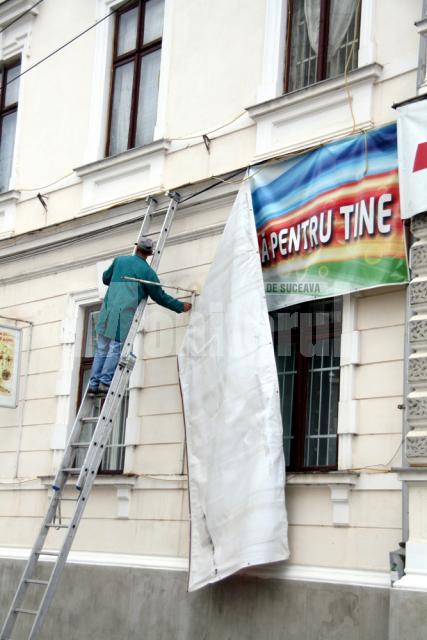 Toate bannerele afişate pe faţada Muzeului de Istorie Bucovina au fost, ieri, înlăturate