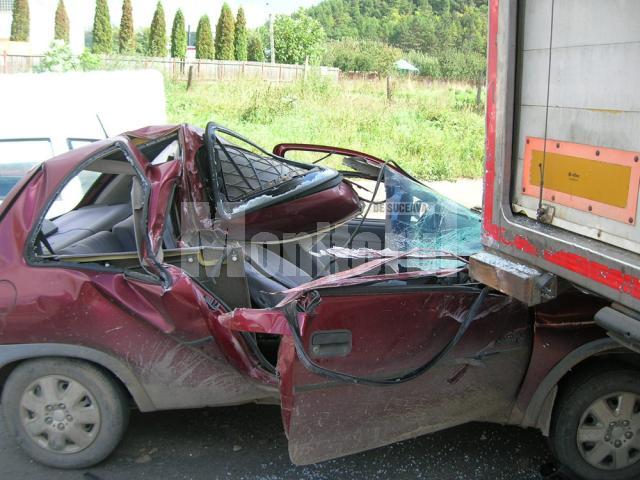 Ieri, în jurul orei 13.30, un Opel Corsa a intrat sub un tir