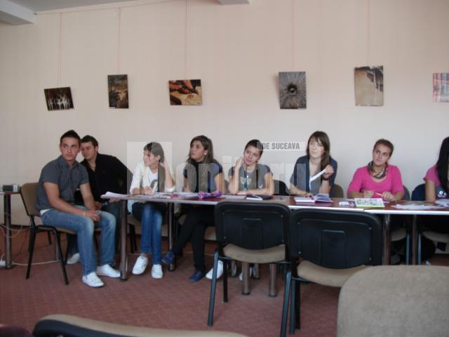 Elevii din clasele terminale ale Colegiului „Alexandru cel Bun” Gura Humorului discută despre organizarea balului bobocilor