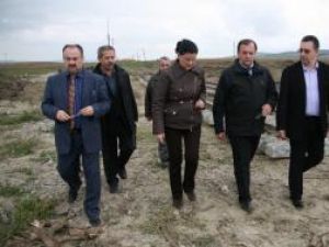 La 3 luni de la inundaţii: Repararea căii ferate de la Dărmăneşti începe săptămâna viitoare