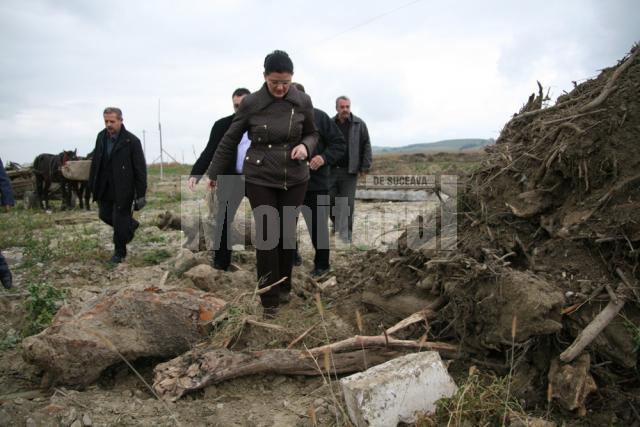 La trei luni de la inundaţii: Repararea căii ferate de la Dărmăneşti începe săptămâna viitoare