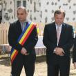 Primarul comunei Dărmăneşti, Dan Chidoveţ, preşedintele CJ, Gheorghe Flutur, şi premierul Emil Boc
