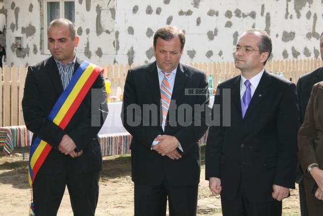 Primarul comunei Dărmăneşti, Dan Chidoveţ, preşedintele CJ, Gheorghe Flutur, şi premierul Emil Boc