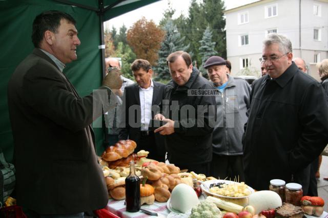 Gheorghe Flutur a inaugurat sâmbătă dimineaţă piaţa volantă, însoţit de primarul Sucevei, Ion Lungu