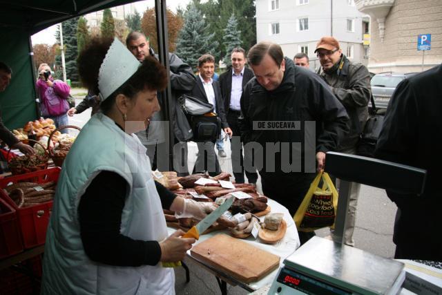 Inaugurare: Capii judeţului şi-au făcut cumpărăturile în piaţa volantă din faţa Palatului Administrativ