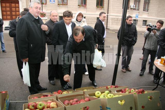 Inaugurare: Capii judeţului şi-au făcut cumpărăturile în piaţa volantă din faţa Palatului Administrativ