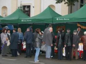 Piaţa ţărănească amenajată sâmbătă şi duminică în faţa Palatului Administrativ Suceava a avut un succes care i-a surprins şi pe producători
