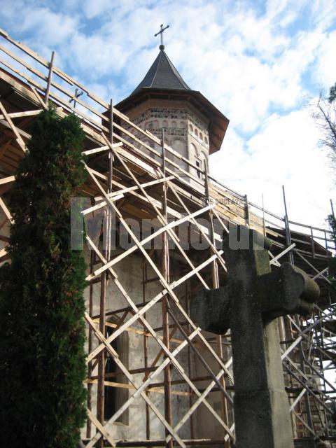 Până pe 26 octombrie: Lucrările la acoperişul şi şarpanta Bisericii „Sf. Dumitru”, aproape de final