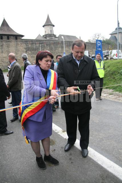 Primarul din Dolhasca, Maria Cojocaru, şi preşedintele Consiliului Judeţean Suceava, Gheorghe Flutur, au tăiat panglica inaugurală