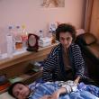 De aproape trei ani şi jumătate, Ciprian stă paralizat la pat iar mama sa îl îngrijeşte zi de zi