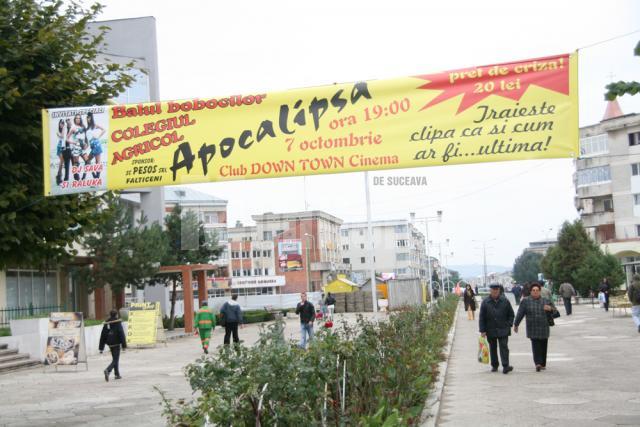Pe faleza din Falticeni, banner cu Balul Bobocilor de la Colegiul Agricol