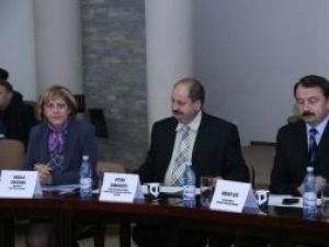 Subprefectul judeţului, Angela Zarojanu, şeful Inspectoratului Şcolar Suceava, Petru Carcalete, şi vicepreşedintele CJ Suceava, Vasile Ilie
