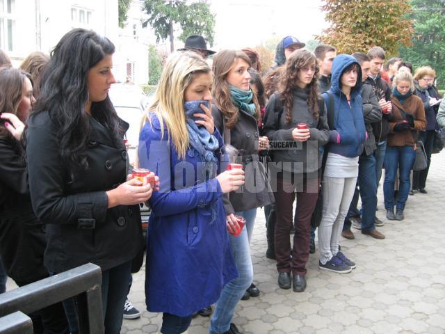 Tineri participanţi la manifestare