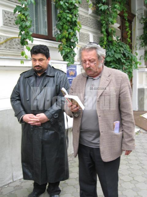 Constantin-Emil Ursu şi prof. Sorin Golda la momentul rostirii rugăciunii