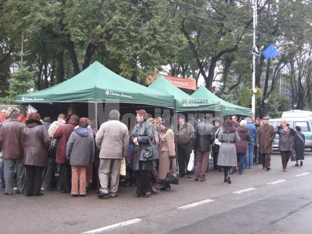 Piaţa ţărănească amenajată în faţa Palatului Administrativ din Suceava
