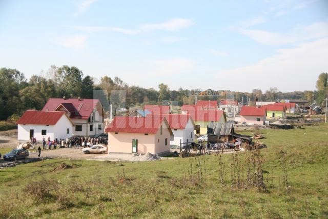 Umanitar: ÎPS Pimen a sfinţit casele sinistraţilor din Dorneşti construite de Arhiepiscopia Sucevei