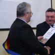 Primarul Ion Lungu oferindu i directorului Dan Popescu Diploma de Excelenta in Educatie