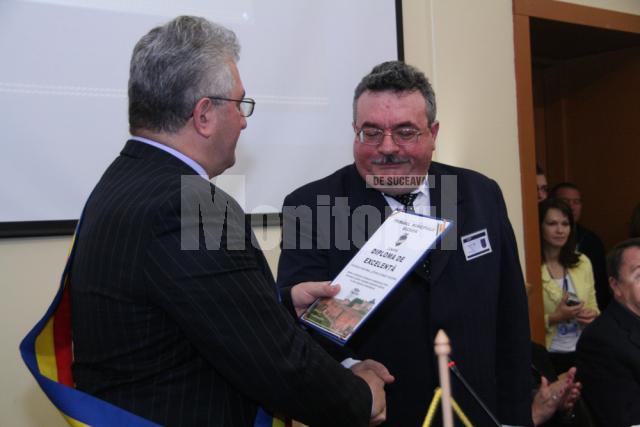 Primarul Ion Lungu oferindu i directorului Dan Popescu Diploma de Excelenta in Educatie
