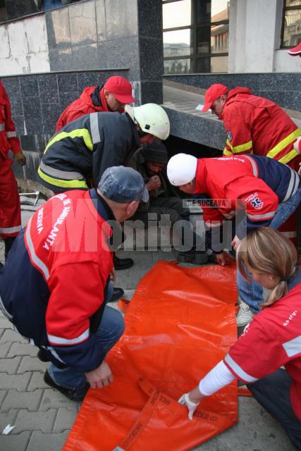 În centrul Sucevei: Salvat de pompieri după ce rămăsese imobilizat, în căutarea unui adăpost