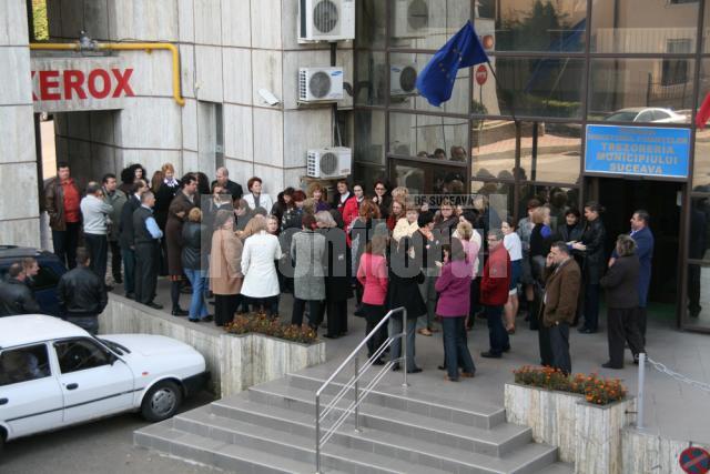Finanţiştii din majoritatea serviciilor din cadrul DGFP, precum şi din Trezoreria Suceava, au participat la un miting spontan