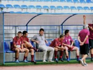 „Jucătorul” Costel Bujoreanu, în haine de stradă pe banca celor de la Rapid CFR Suceava la unul din meciurile susţinute de echipă în Liga a III-a