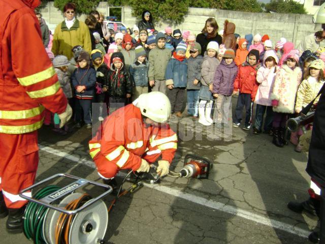 Acţiune: Spectacol cu pompieri, în regia ISU Suceava, pentru mii de copii din judeţ