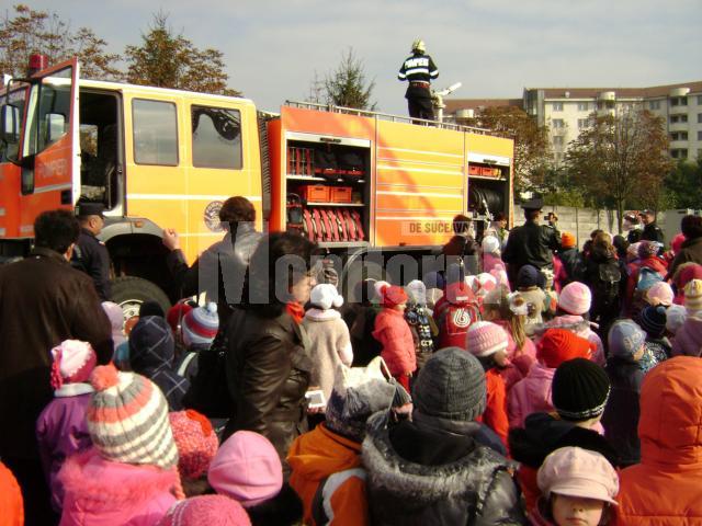 Acţiune: Spectacol cu pompieri, în regia ISU Suceava, pentru mii de copii din judeţ