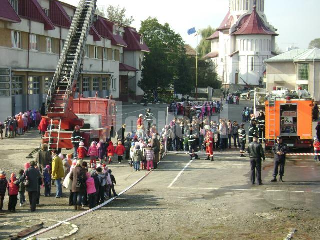 Acţiune: Spectacol cu pompieri, în regia ISU Suceava, pentru mii de copii din judeţ