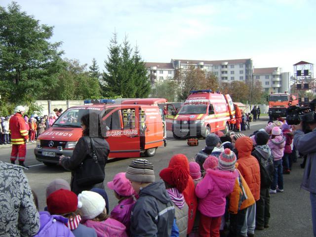 Acţiune: Spectacol cu pompieri, în regia ISU Suceava, pentru mii de copii din judeţ