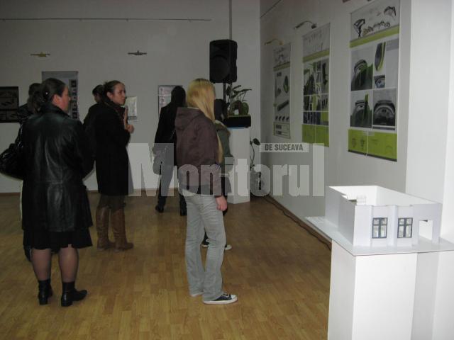 Vizitatori la Expoziţia de design Bumerang, organizată la City Gallery