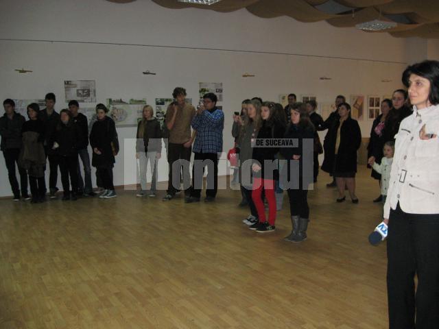 Participanţi la vernisajul Expoziţiei de design Bumerang