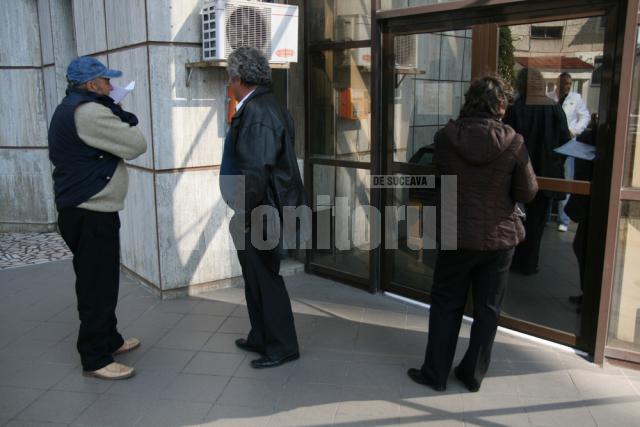 După declanşarea protestului, uşile Trezoreriei şi Finanţelor au fost închise, accesul publicului fiind blocat