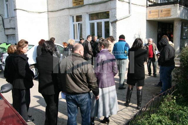 Angajaţii Agenţiei Judeţene pentru Ocuparea Forţei de Muncă Suceava au demarat, ieri, în jurul orei 13.00, o grevă spontană