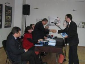Înmânarea medaliei jubiliare directorului Bibliotecii Bucovinei, Gabriel Cărăbuş