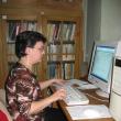 Bibliotecara Margareta Scutaru, lucrând la evidenţa computerizată a fondului de carte al bibliotecii