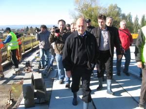 Traian Băsescu a fost, ieri, într-o nouă vizită-fulger la podul peste râul Suceava de pe DN 17 A Siret-Rădăuţi, de la Dorneşti