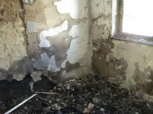 Dezastrul rămas în locuinţă, după incendiul provocat de proprietar